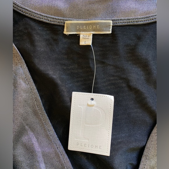 PLEIONE 🩶SILVER🩶 METALLIC V-NECK EMPIRE WAIST TOP SIZE LARGE 🌟NWT🌟 - Picture 5 of 7